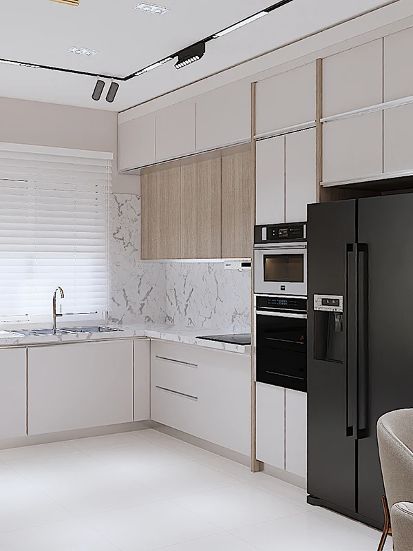 Kontakto 1 Kuzhinë moderne me dollapë të bardhë dhe dru, banak dhe sfond mermeri, pajisje të integruara inox dhe frigorifer të zi - Projekt interior design Tirane nga Studio Arkitekture